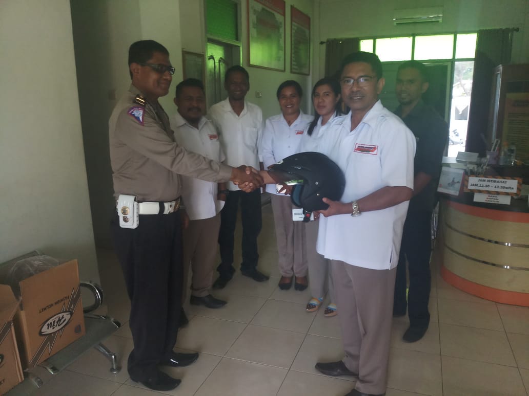 Lantas Polres Sikka Bagi Helm Gratis di Dua Kampus Dalam Rangka Hari Bhayangkara Ke 73