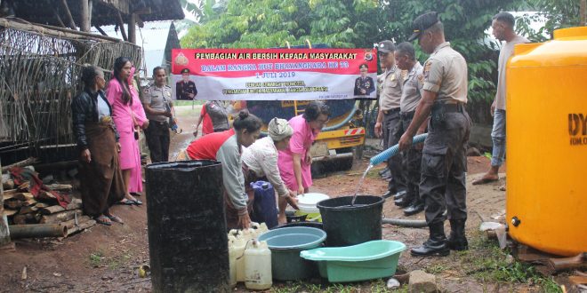 Bakti Sosial di HUT Polri ke 73, Polsek Sasitamean dan Bhayangkari Bagi Air Bersih untuk Masyarakat