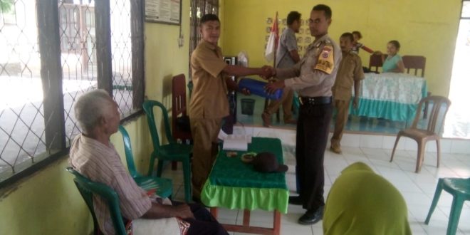 Dukung Masyarakat Giat Olahraga, Bhabinkamtibmas Polsek Riung Berikan Bola Volly Beserta Netnya