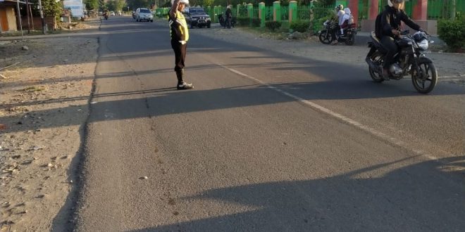 Demi Kelancaran Dipagi Hari, Polsek Aesesa Laksanakan Pengaturan Lalulintas