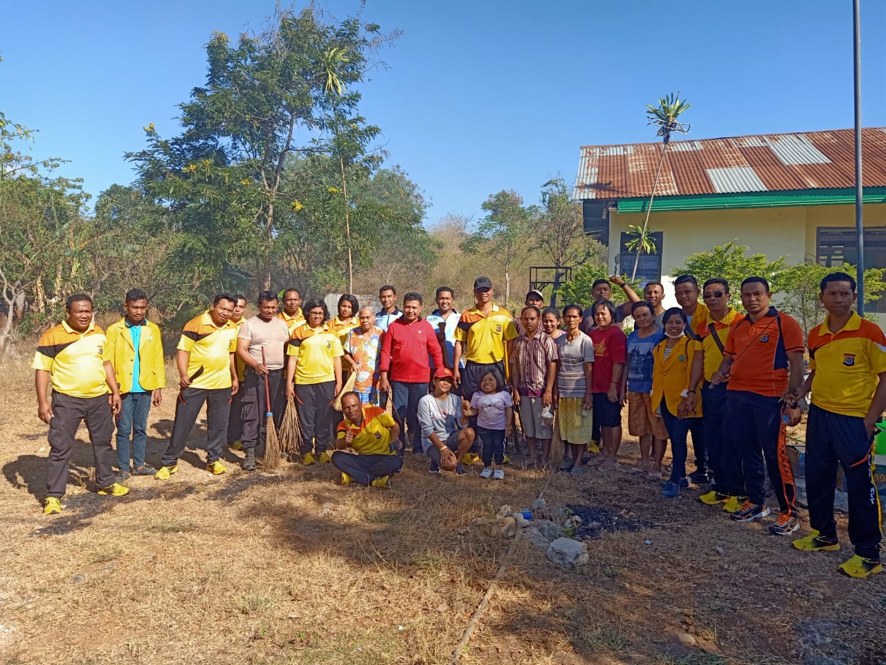 Polsek Alak Bersama Lurah dan Warga Gotong Royong Bersihkan Areal Pospol Batuplat