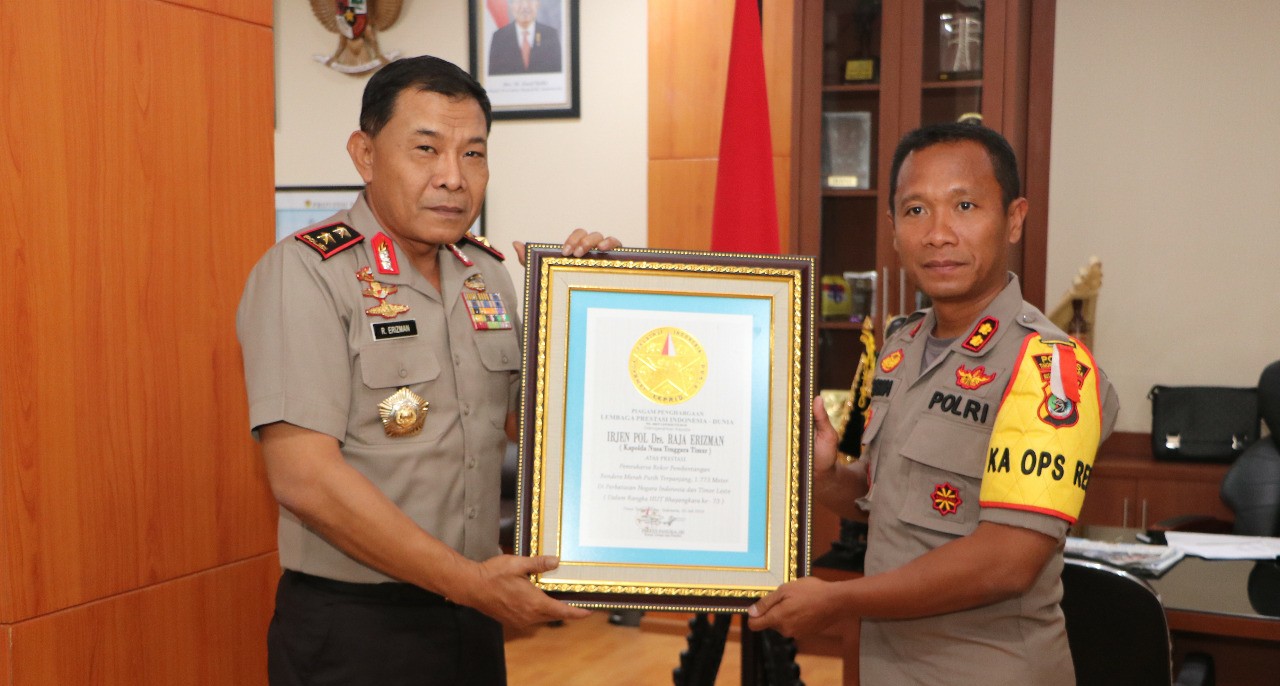 Bentang Bendera Raksasa di Perbatasan RI-RDTL, Kapolda NTT Terima Penghargaan dari LEPRID