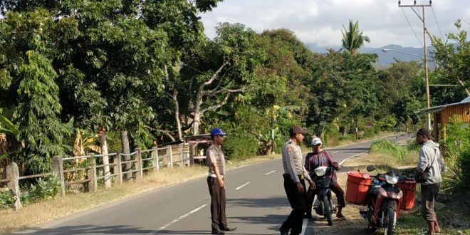 Pengaturan Lalulintas Pagi, Polisi Beri Teguran Santun Bagi Pengendara Yang Tidak Memakai Helm