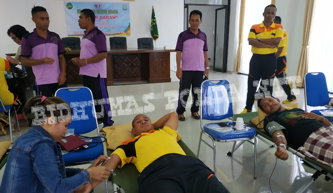 Peduli Sesama, Personel Polres Ngada Ikut Kegiatan Donor Darah Peringati Hari Bhakti Adhiyaksa Ke-59