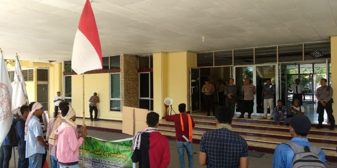 Personil Polres Kupang Kota Amankan Aksi Unjuk Rasa Damai Oleh Mahasiswa HIPMAWA dan HIPMABAR