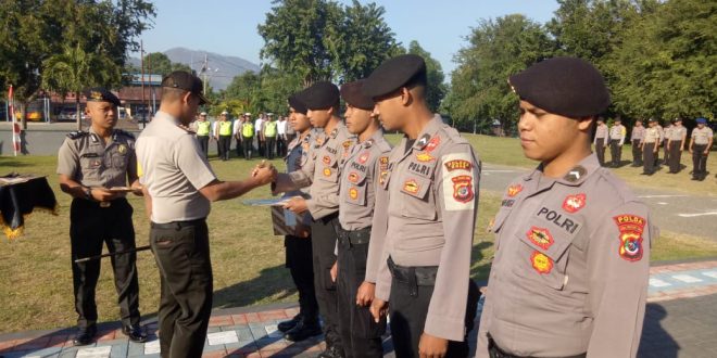 BKO Ke Polda Metro Jaya,Kapolres Ende Berikan Piagam Penghargaan Kepada Lima Personel Polres Ende