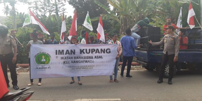 Personel Polsek Nangapanda Amankan Aksi Unjuk Rasa Masyarakat