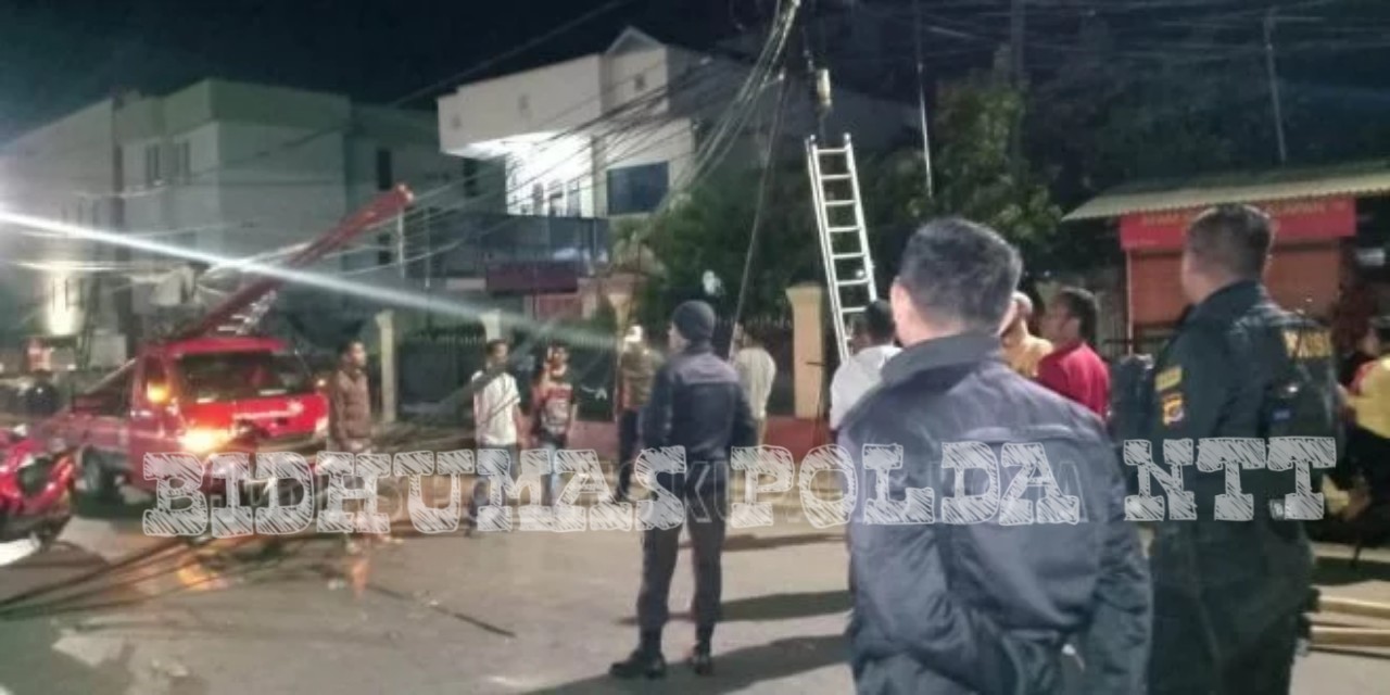 Personel Sat Sabhara Polres Kupang Kota Urai Kemacetan Akibat Kabel Telepon Yang Roboh Menghalangi Jalan Raya