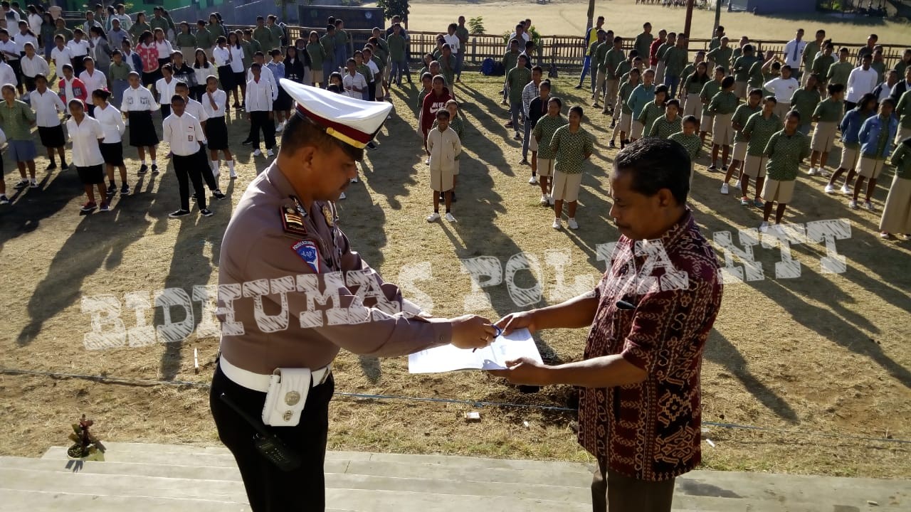 Tertibkan Pelajar Dalam Berlalulintas, Sat Lantas Polres Ngada Gelar Sosialisasi di SMAN 2 Bajawa