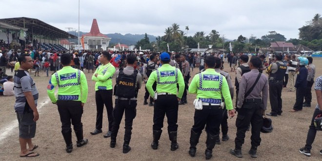 Polres Sumba Barat Melakukan Pengamanan Jalannya Upacara Penutupan Open Turnamen Sepak Bola