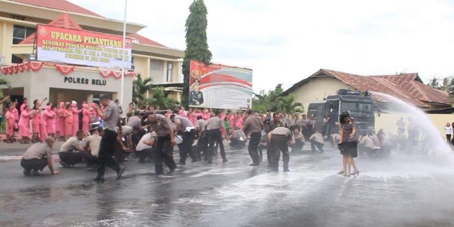 Puluhan Personel Polres Belu dan Brimob yang Naik Pangkat Diguyur Dengan Water Canon