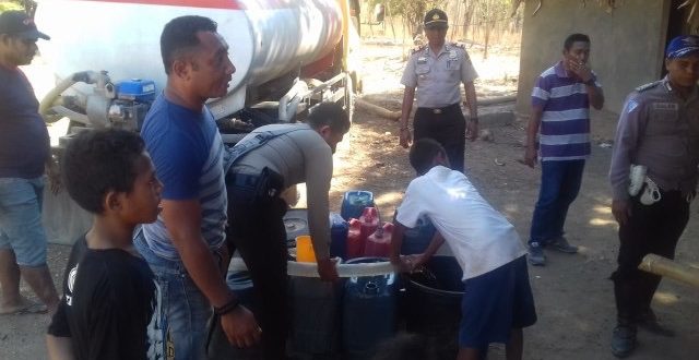 Polsek Aesesa Bantu Air Bersih, Ini Tanggapan Tokoh Pemuda Nggolonio