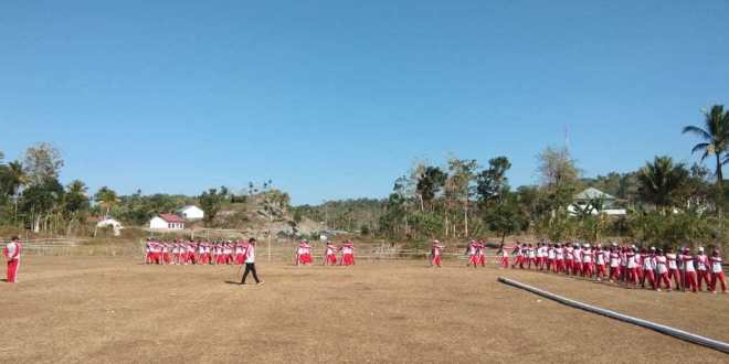 Jelang HUT RI KE 74, Polsek Wewewa Selatan Melatih Paskibraka