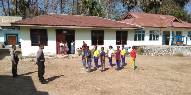 Bhabinkamtibmas Polres TTU Latih Paskibra Tingkat Kecamatan