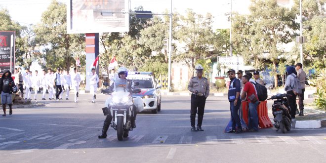 Personel Polres Kupang Kota Amankan Kegiatan Karnaval Dalam Rangka HUT RI ke-74