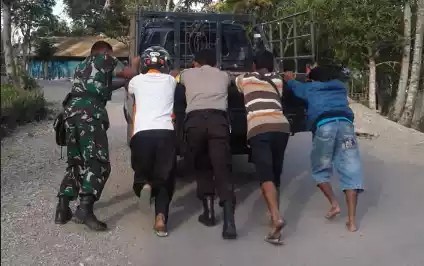 Antisipasi Macet, Bhabinkamtibmas Bersenergi Bersama Babinsa Kelurahan Aplasi Bantu Dorong Mobil Mogok di Jalan