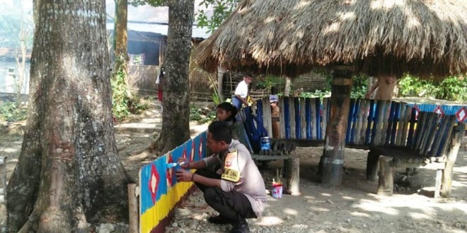 Tunjukan Kepedulian Lingkungan, Bhabinkamtibmas Ikut Kerja Bakti Di Sekolah