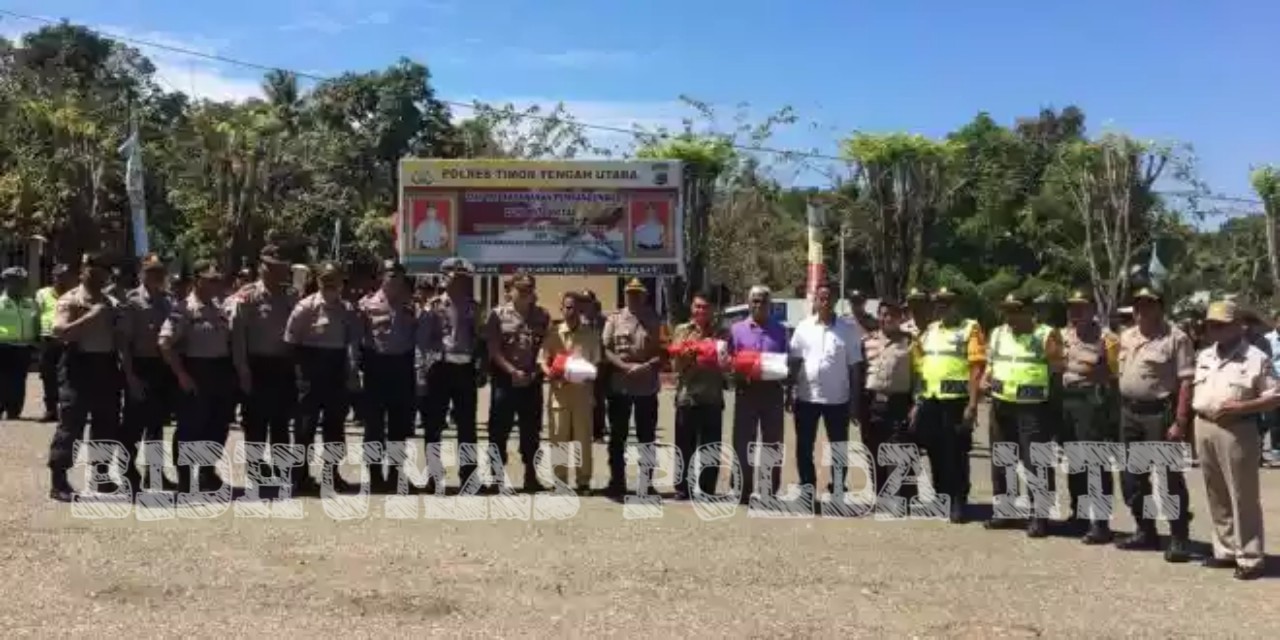 Sambut HUT RI Ke-74, Polres TTU Bagi Bendera Merah Putih Pada Warga