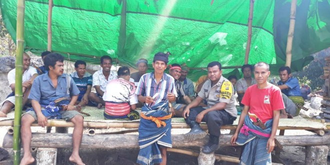 Menghadiri Acara Adat Bhabinkamtibmas Polsek Kodi Sampaikan Pesan Kamtibmas