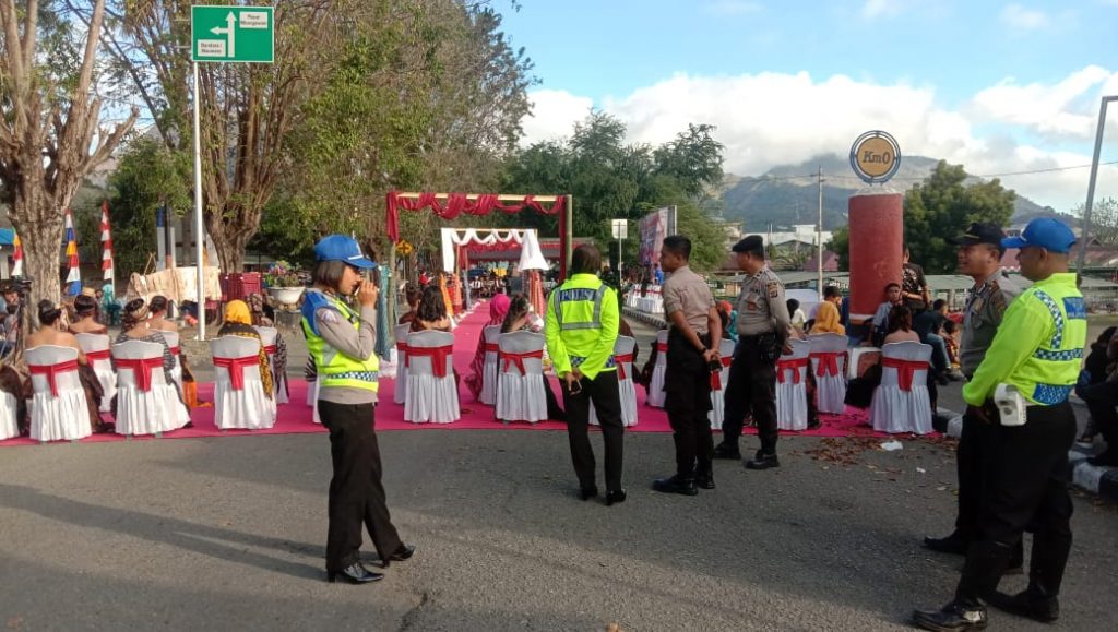 Jaga Ketertiban, Personel Polres Ende Lakukan Pengamanan Pagelaran Flores Ethnic Fashion