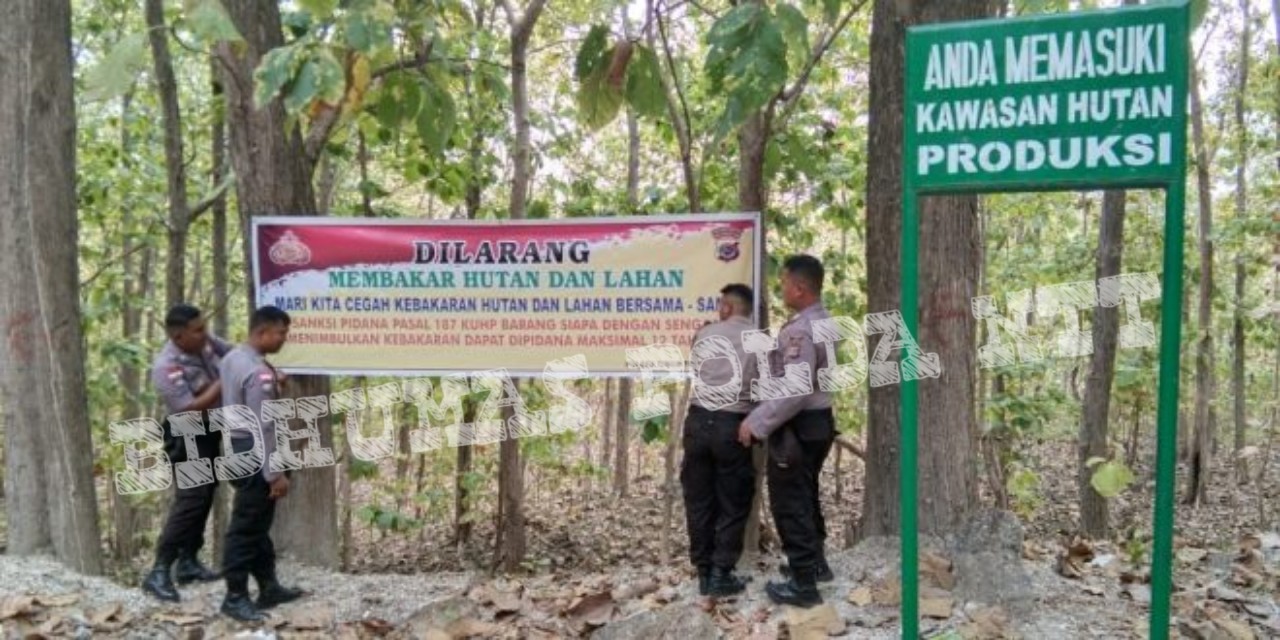 Cegah Kebakaran, Personel Polres TTU Pasang Spanduk Dilarang Membakar Hutan dan Lahan