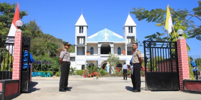 Polsek Kakuluk Mesak Amankan Misa Perayaan HUT Paroki Stella Maris ke 136