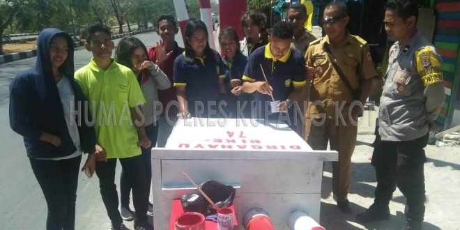 Meriahkan HUT RI-74, Aipda Teguh Pantau Mahasiswa KKN Buat Gapura