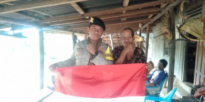 Moment Hari Kemerdekaan, Bhabinkamtibmas Polsek Rote Barat Daya Bagikan Bendera Merah Putih