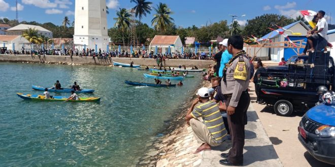 HUT Kemerdekaan RI Ke-74, Personel Polres Rote Lakukan Pengamanan Lomba Dayung