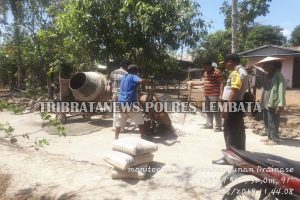 Bhabinkamtibmas Watodiri Sambangi Warga Yang Sedang Gotong Royong