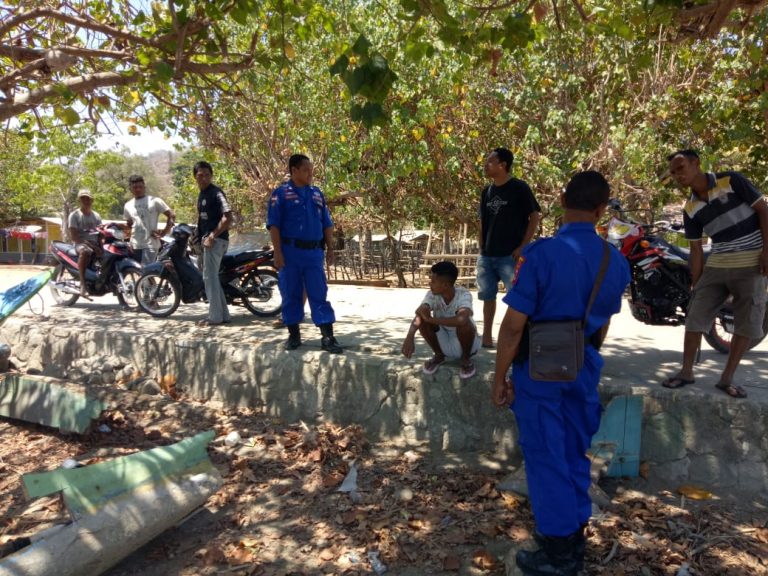 Sambang ke Pesisir Pantai, KBO Sat Pol Air Polres Belu Beri Penyuluhan Keselamatan Pelayaran pada Nelayan