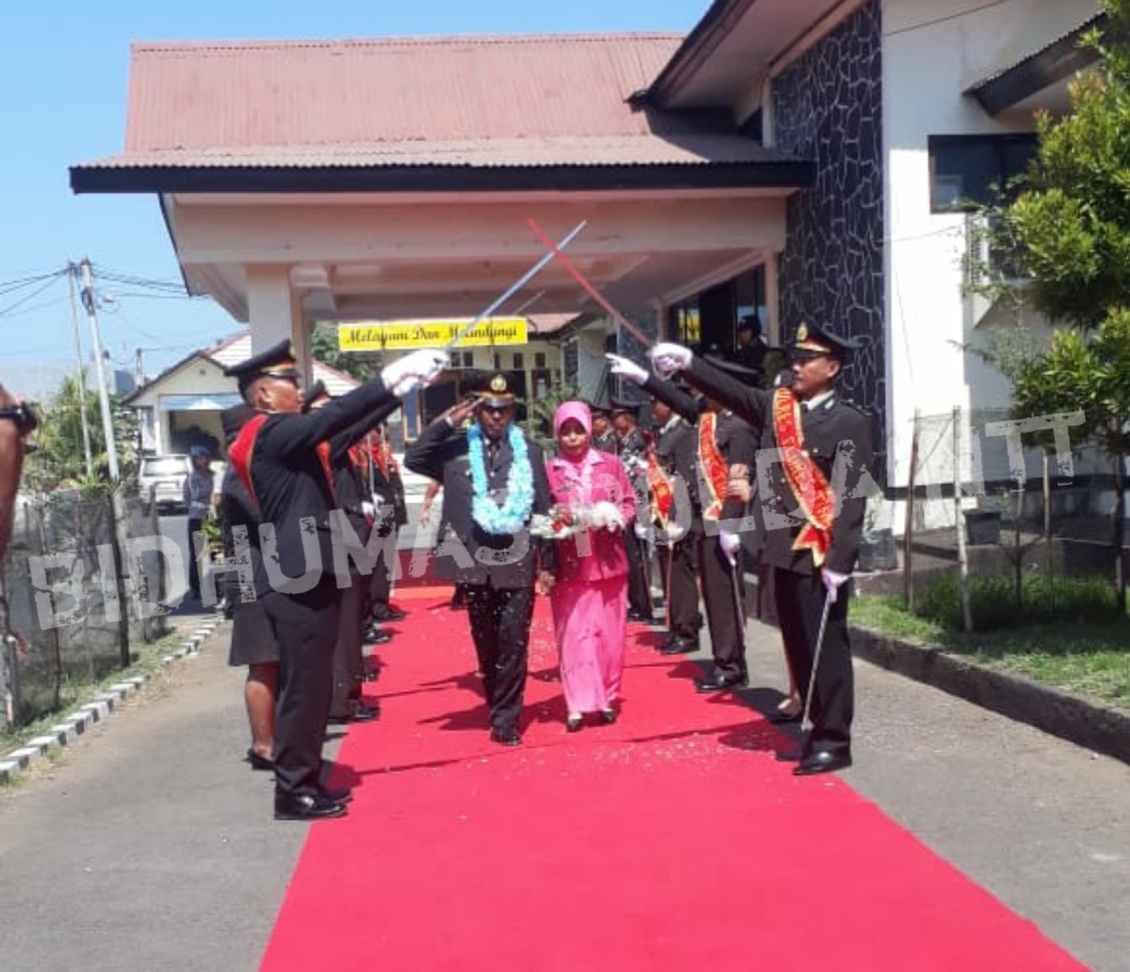 Lepas Dua Personel yang Purnatugas, Polres Flotim Gelar Upacara Pedang Pora