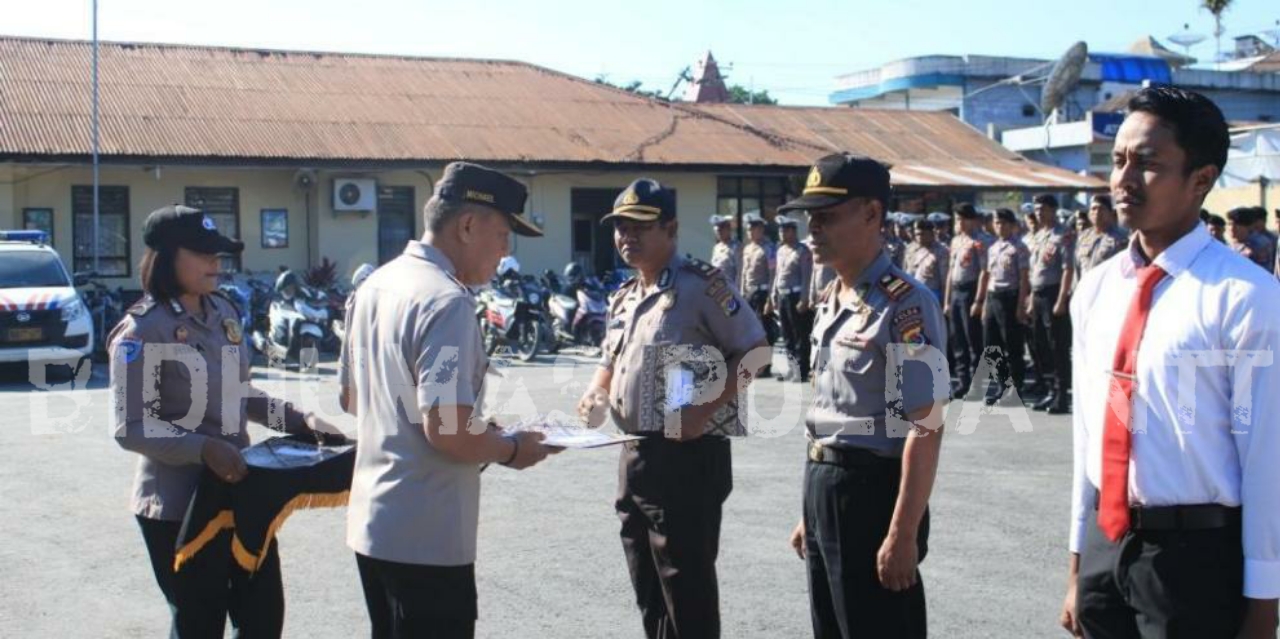 46 Personel Berprestasi Mendapatkan Penghargaan dari Kapolres Sumba Barat