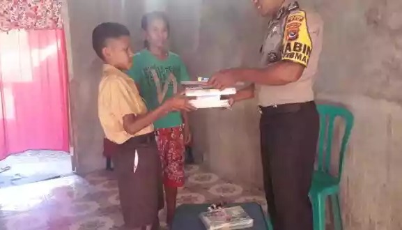 Bhabinkamtibmas Polres Berikan Bantuan Peralatan Belajar Kepada Siswa