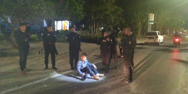 Turjawali Polres Kupang Kota Bantu Warga Yang Alami Kecelakaan Tunggal