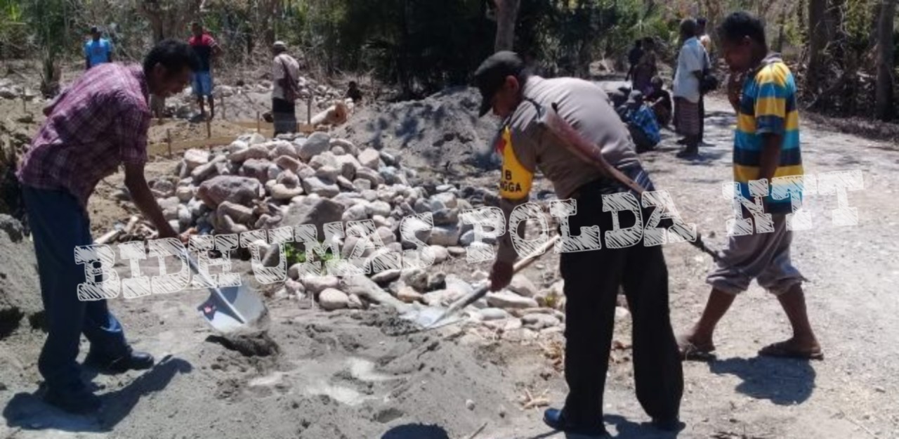 Hadir Ditengah Masyarakat, Bripka Constantino Ikut Gotong Royong Bangun Polindes Maurisu