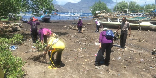 Polsek Titehena Bersama Bhayangkari Ranting Bersihkan Pantai Lewolaga Dalam Rangka Peringati HKGB 2019