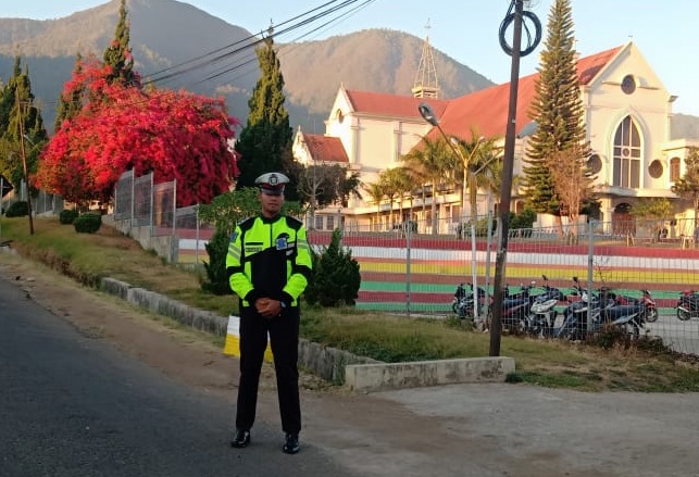 Personel Polres Manggarai Amankan Ibadah Mingguan