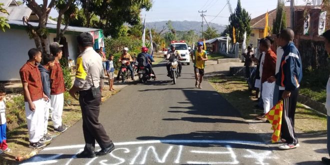 Personel Polres Manggarai Amankan Lomba Lari Antar Stasi