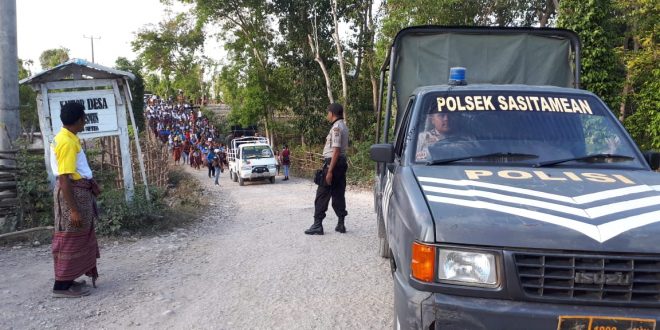 Polsek Sasitamean Kawal Perarakan Salib Suci Menuju Paroki Sta.Sesilia Kotafoun