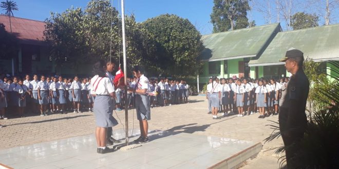 Kasat Binmas Polres TTS Pimpin Upacara Bendera di SMK Kristen Soe