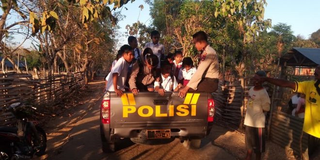 Bentuk Pelayanan Prima, Personel Polsek Pantai Baru Bantu Antar Belasan Anak Ke Sekolahnya