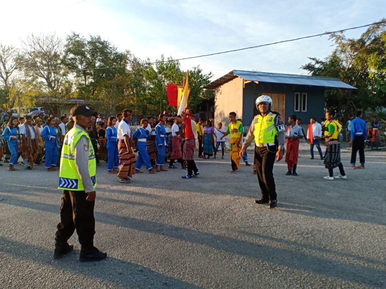 Polsek Malaka Tengah Kawal Perarakan Salib Suci Menuju Desa Lakekun Barat, Kobalima