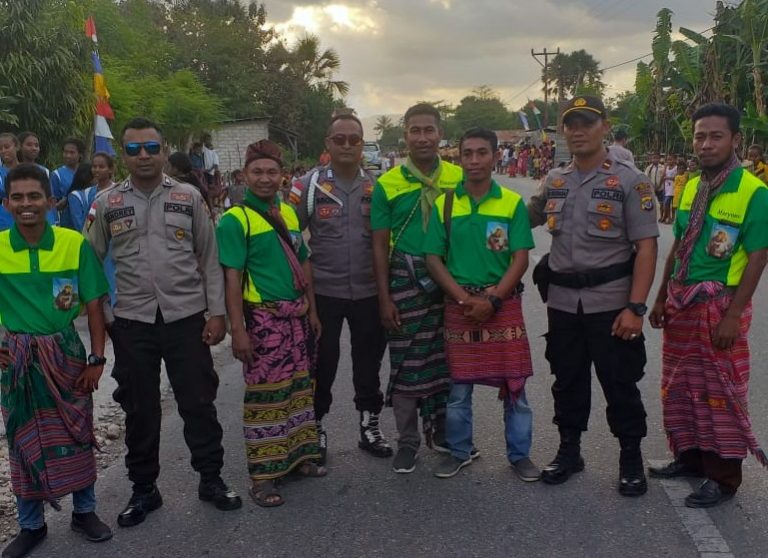 Polsek Malaka Barat Kawal Perarakan Salib Suci dari Besikama Menuju Kleseleon