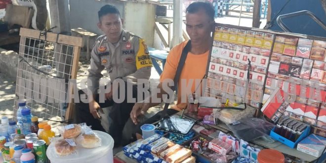 Brigpol Moses Imbau Pedagang Agar Tidak Menjual Sembako yang Sudah Kadaluarsa