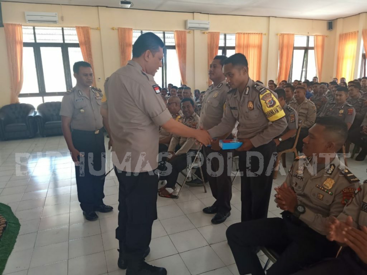 Dua Personel Bhabinkamtibmas mendapat penghargaan dari Kapolres Rote Ndao