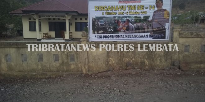 Polsek Nagawutung, Lakukan Pemasangan Baliho Ucapan HUT TNI Ke-74