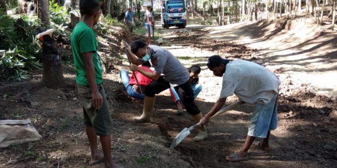 Briptu Nanda Gotong Royong Bersama Warga Tutup Jalan Berlubang