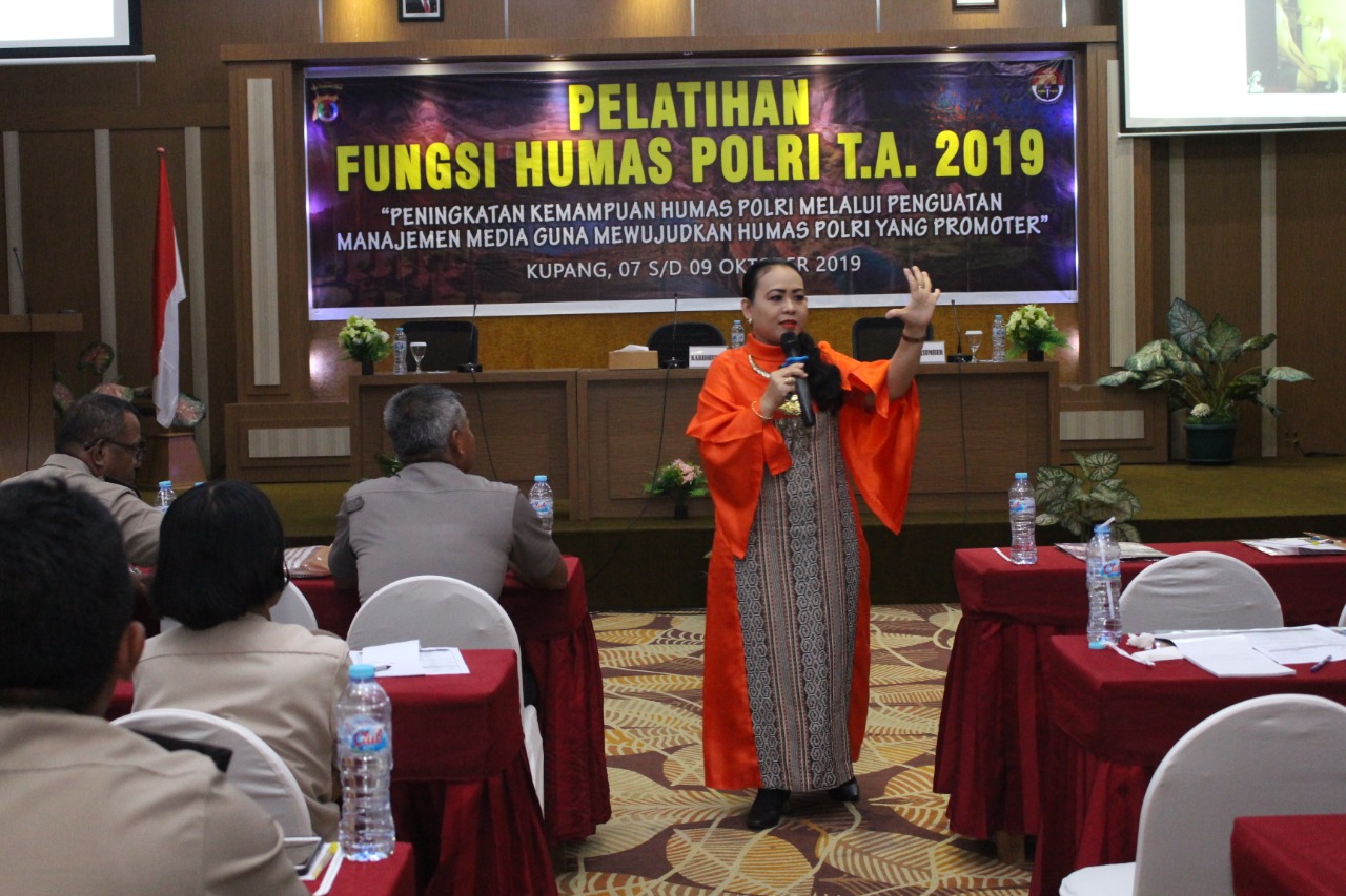 Kabidhumas Polda NTT Datangkan Pakar Komunikasi dalam Pelatihan Fungsi Humas Polri