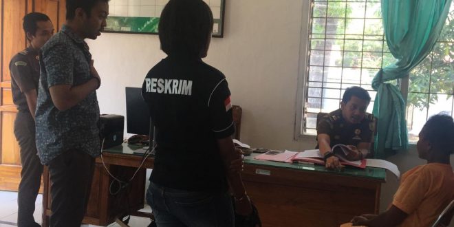 Unit PPA Polres TTU Serahkan Tersangka Aniaya Beserta Barang bukti Ke Kejari TTU